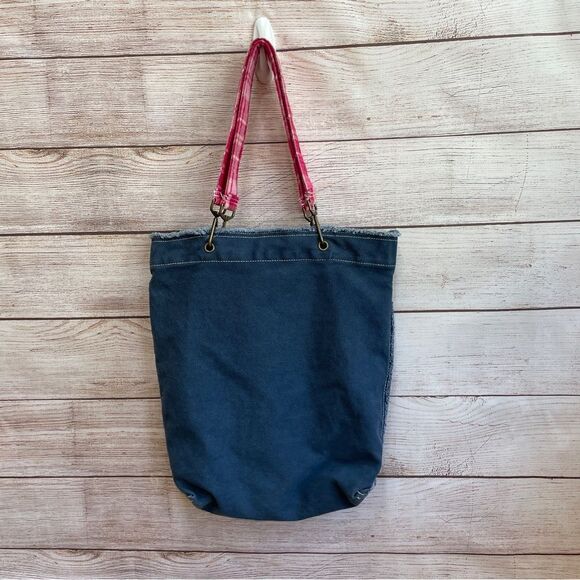 WALT DISNEY WORLD CANVAS TOTE IN NAVY BLUE - Picture 4 of 6